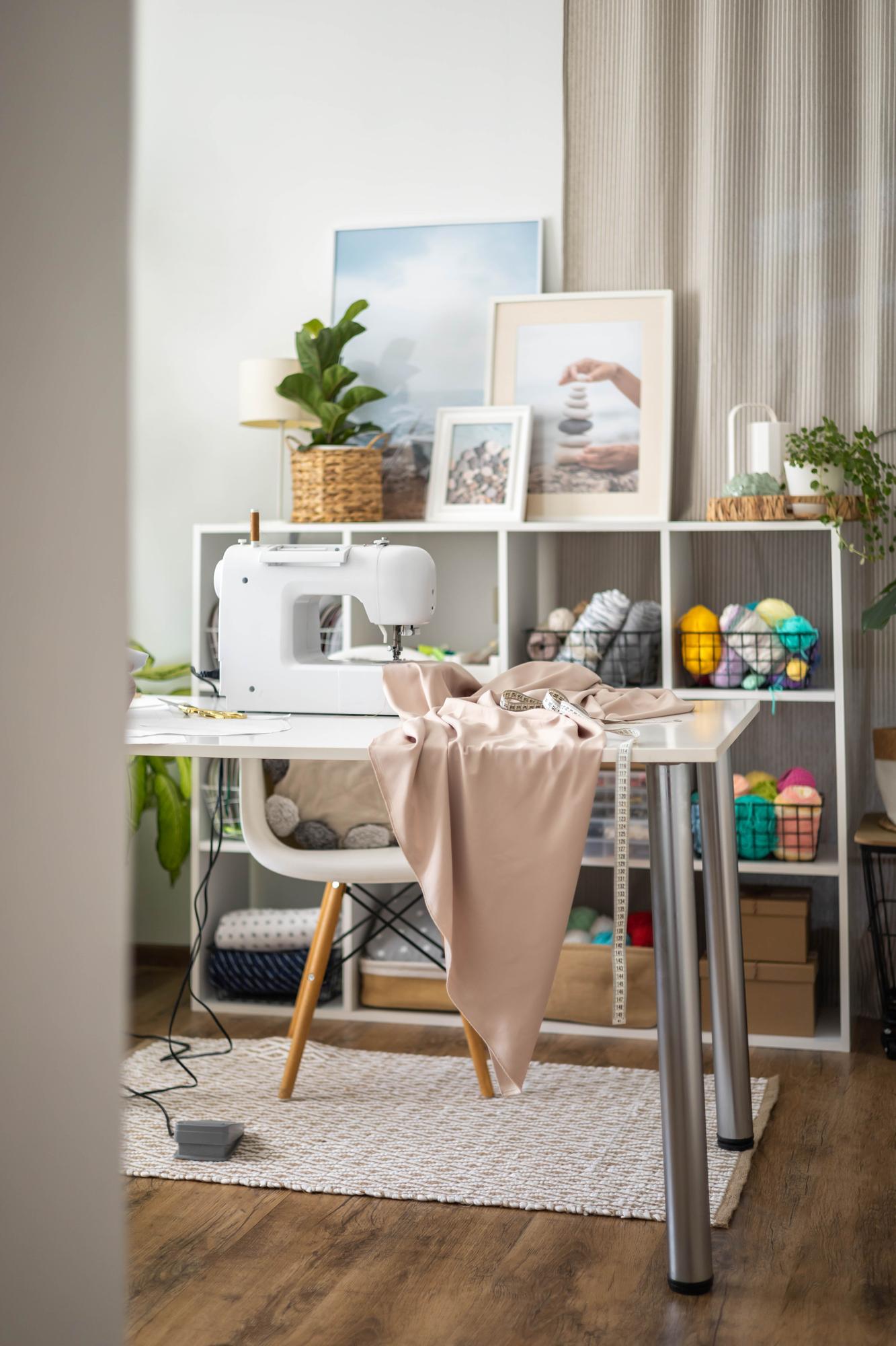 Interno atelier con tavolo e materiale da ricamo